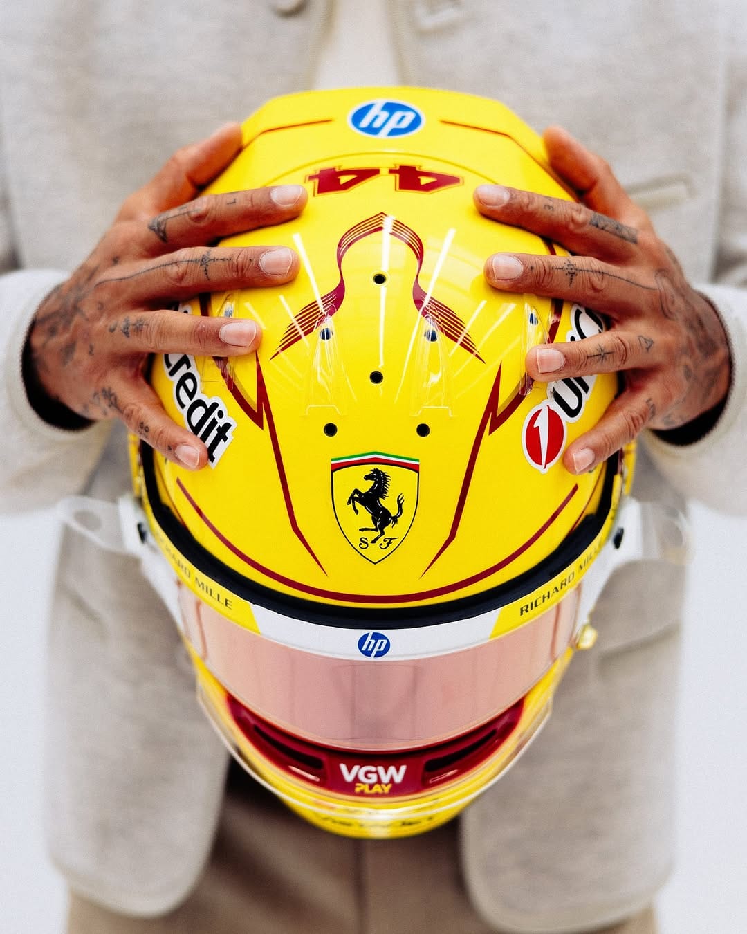 Hamilton deslumbra en Ferrari: Primeras vueltas y nuevo diseño de casco