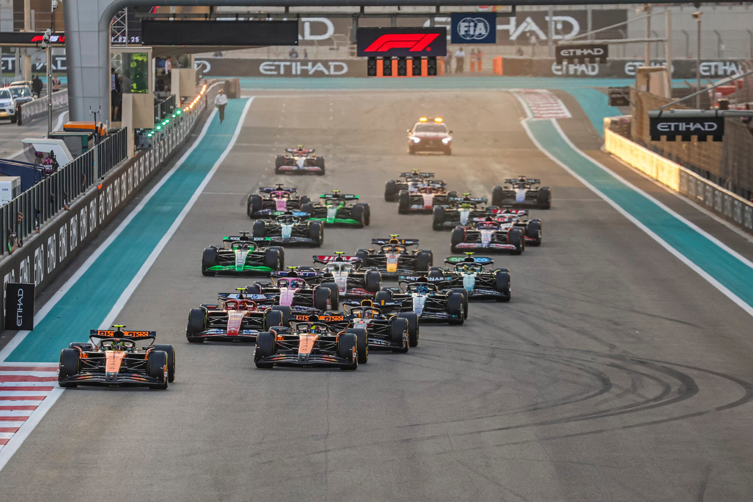 Equipos de F1 revelan sus autos 2025 en el aniversario 75 en Londres