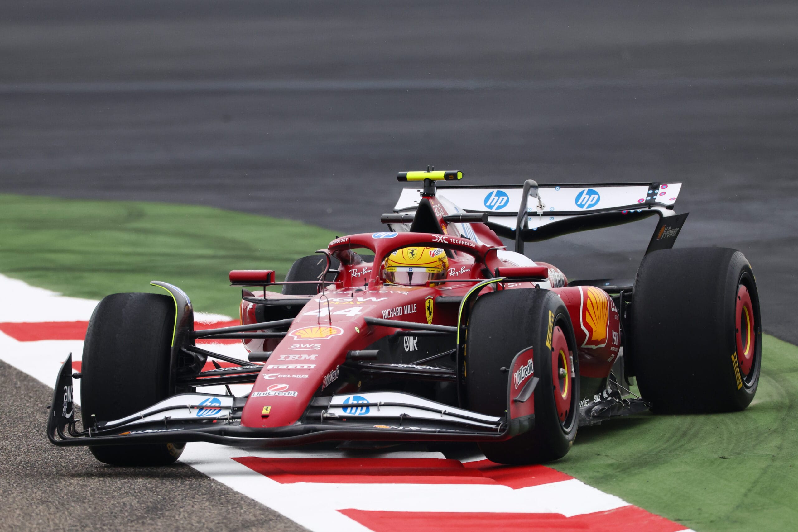 Hamilton lidera en Bahrein; Russell completa 71 vueltas