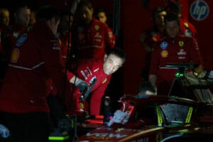 Verstappen y Russell brillan en pruebas bajo bandera roja