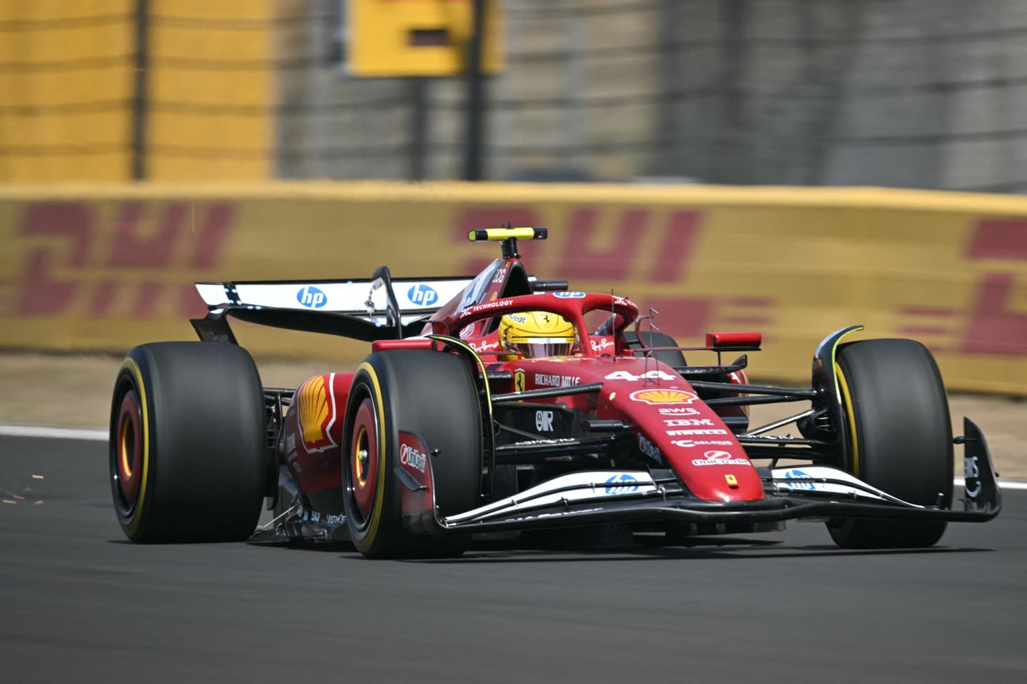 Hamilton brilla en Ferrari con victoria en carrera de velocidad