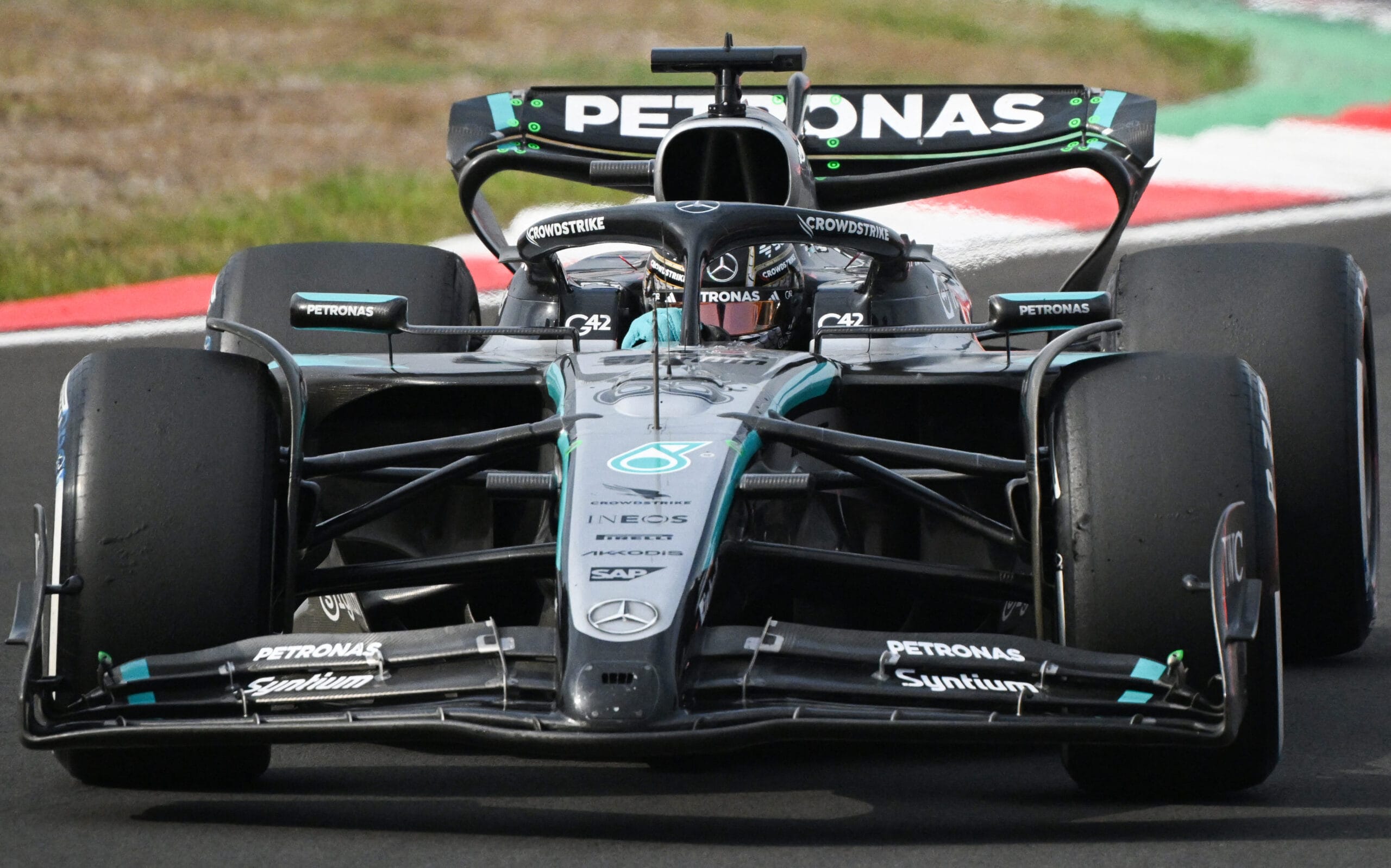 Mercedes desafa a McLaren con el W16 en la F1 2024