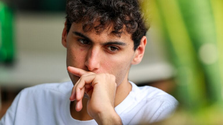 Bortoleto enfrenta desafos en su debut con Sauber en F1