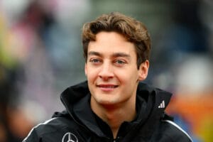 Carlos Sainz multado en Japn por retraso en himno nacional