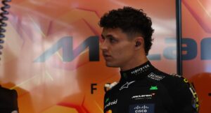 Lando Norris busca remontar tras accidente en Jeddah