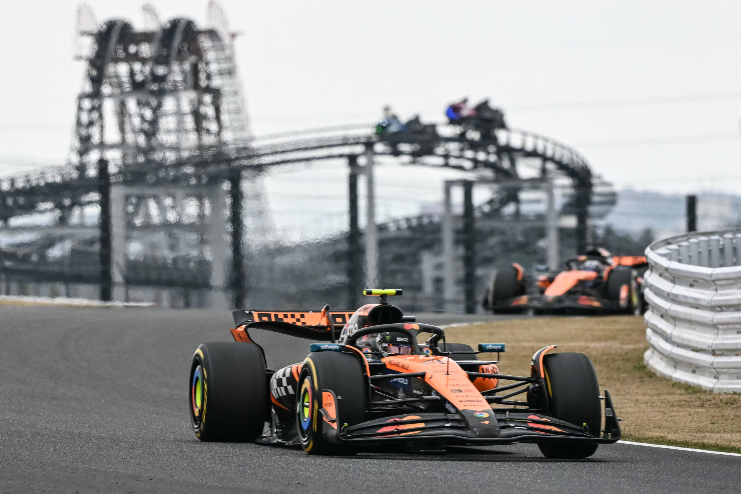 Norris desafa a Verstappen tras parada lenta en boxes