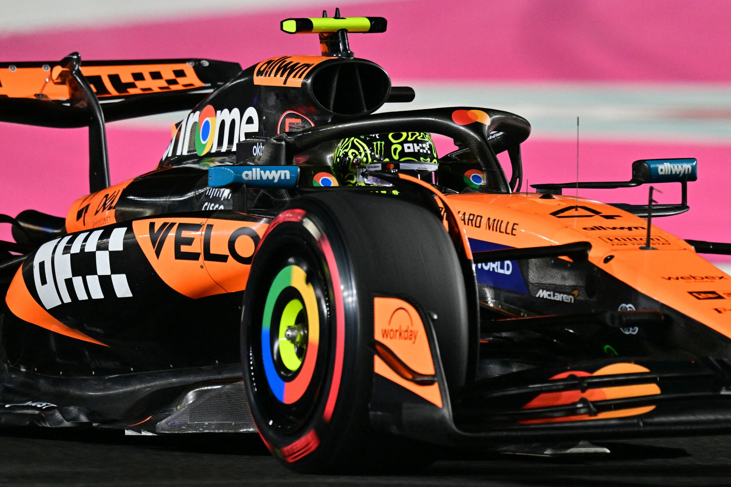 Tsunoda choca Norris lidera en libres de Arabia Saudita