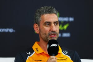 Verstappen amenaza a Norris en tensa lucha McLaren-Red Bull