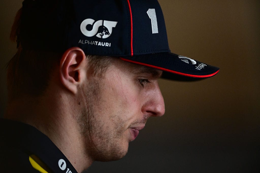 Verstappen lucha con el RB21 en el GP de Bahrein