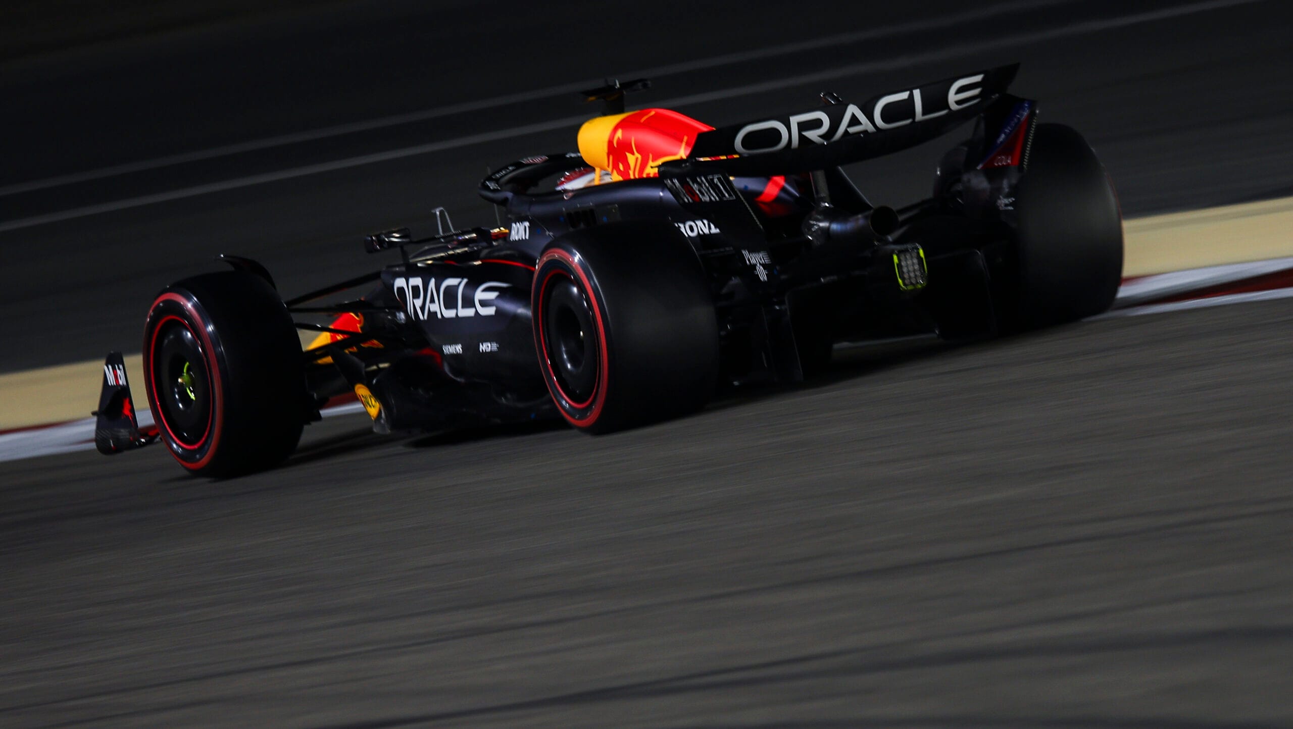 Verstappen y Alonso enfrentan calor extremo en Bahrein
