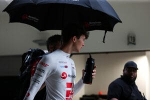 Bearman abandona en Miami por fallo del motor Haas