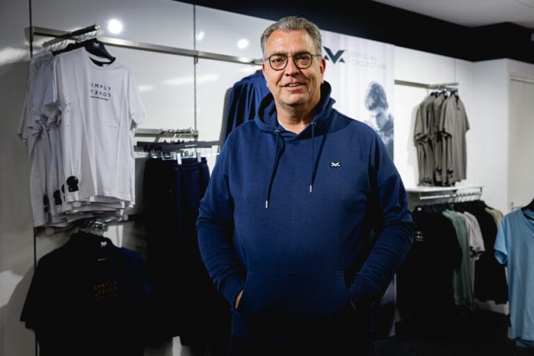 Max Verstappen deslumbra en su tienda museo en Swalmen