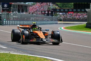 Norris lidera en Imola Piastri y Verstappen al acecho