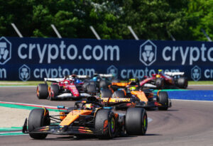 Piastri pierde ventaja en Imola Villeneuve critica a McLaren