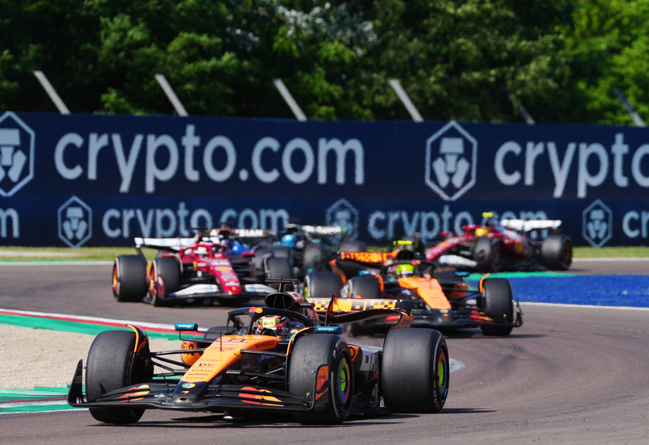 Piastri pierde ventaja en Imola Villeneuve critica a McLaren