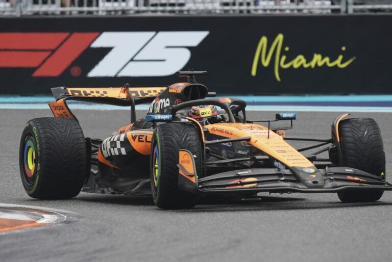 Piastri triunfa en Miami McLaren domina el podio