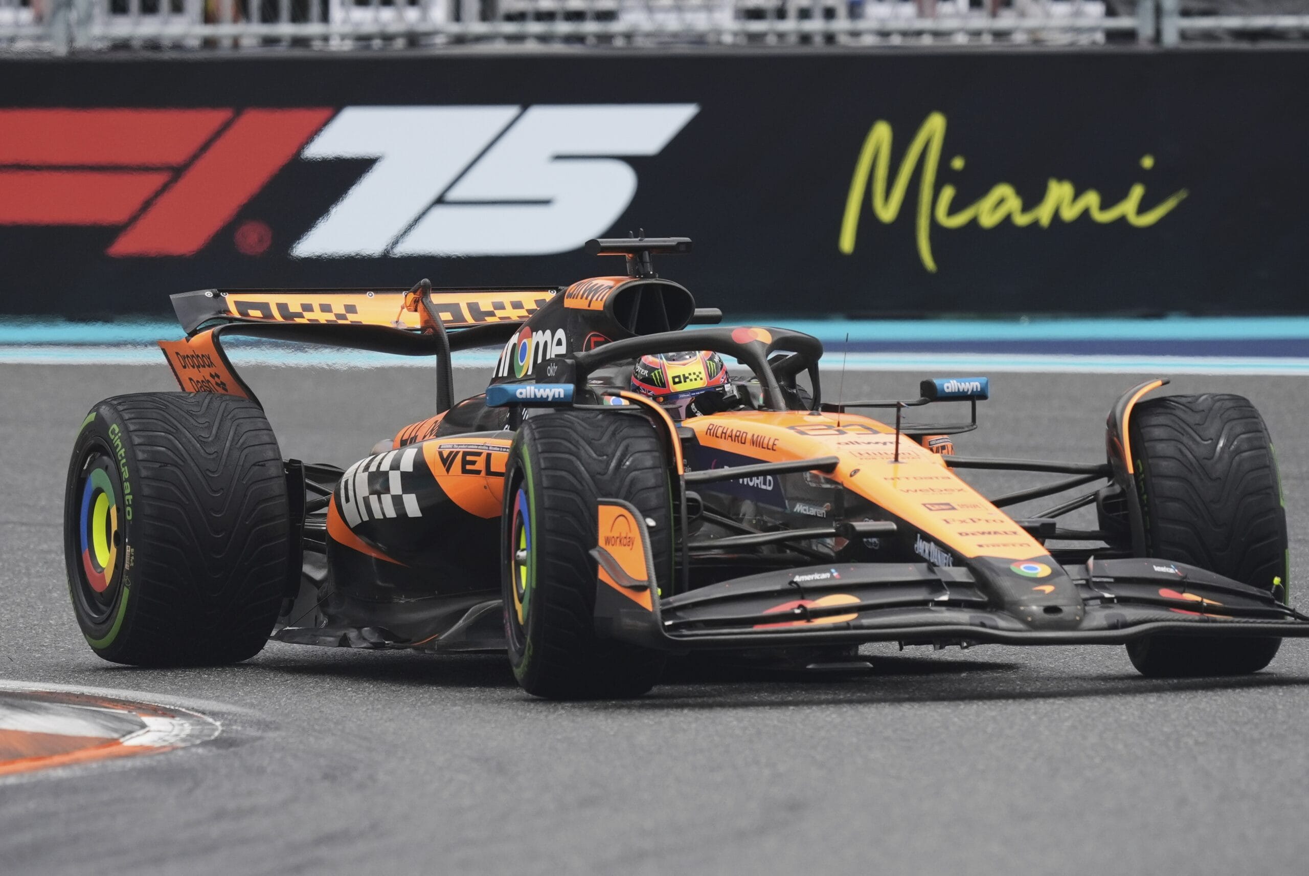 Piastri triunfa en Miami McLaren domina el podio