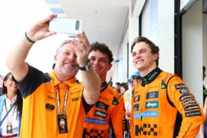 Piastri y Norris en feroz duelo por el ttulo F1 con McLaren