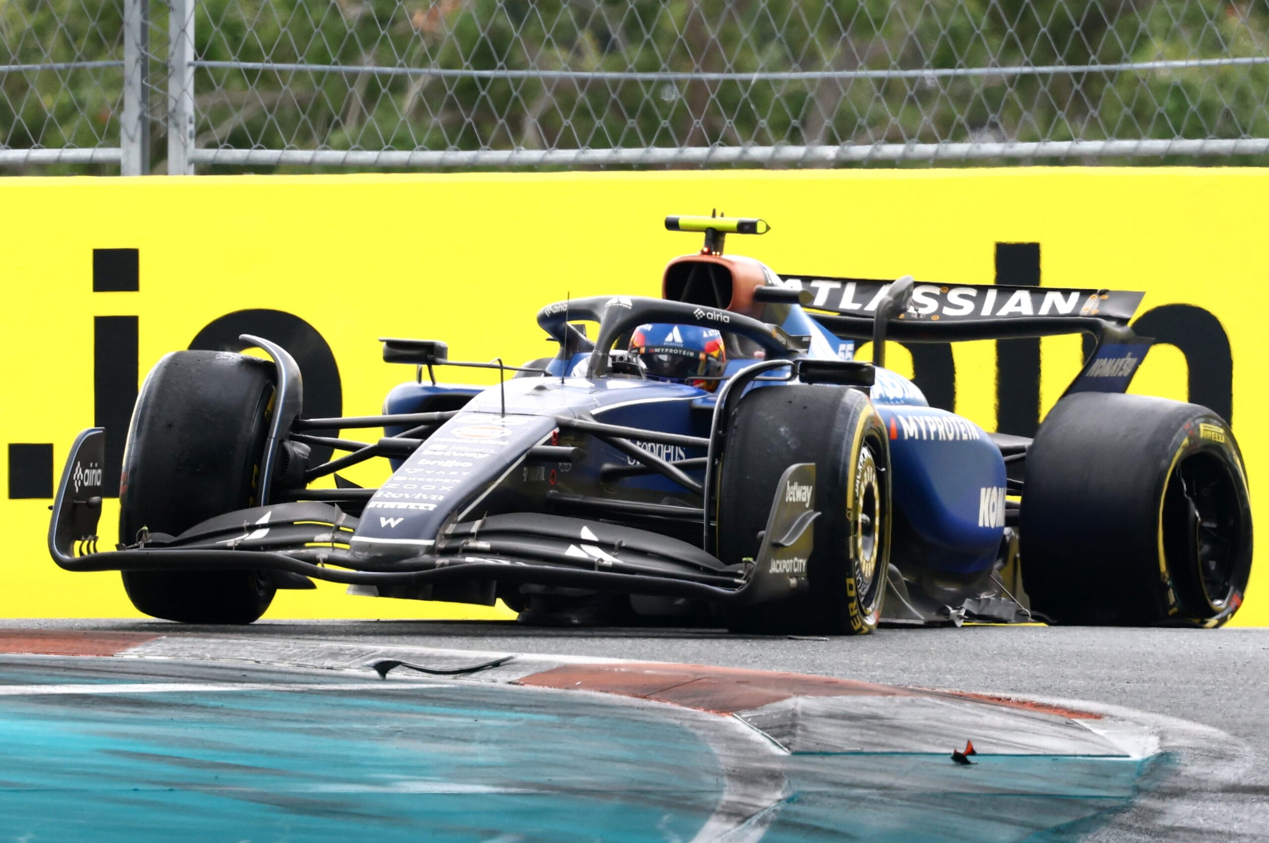 Tsunoda lidera caos en Miami Sainz y Alonso fuera