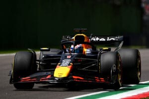 Verstappen adelanta a Piastri con maniobra audaz