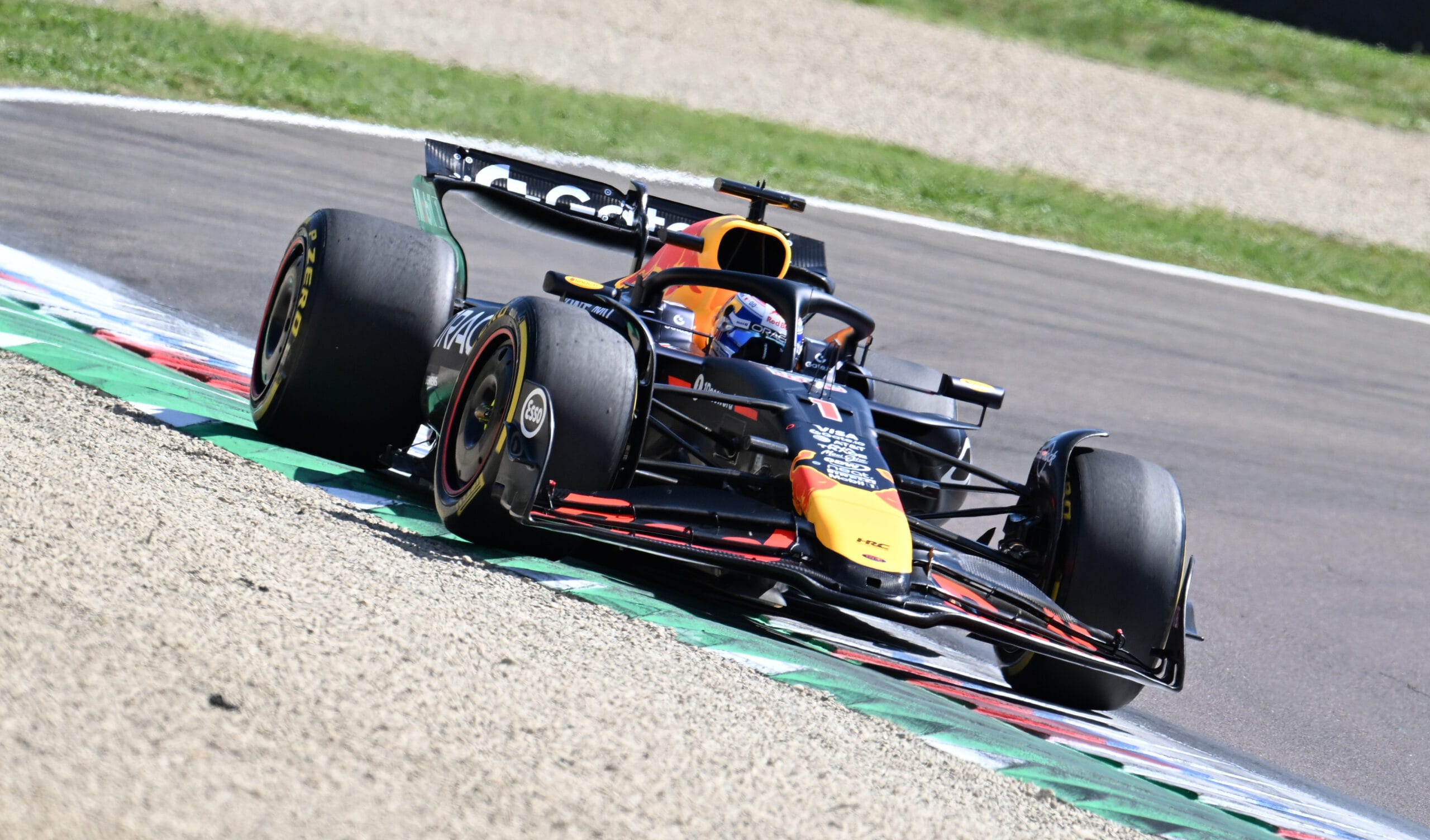 Verstappen brilla en Imola pero Red Bull se mantiene cauteloso