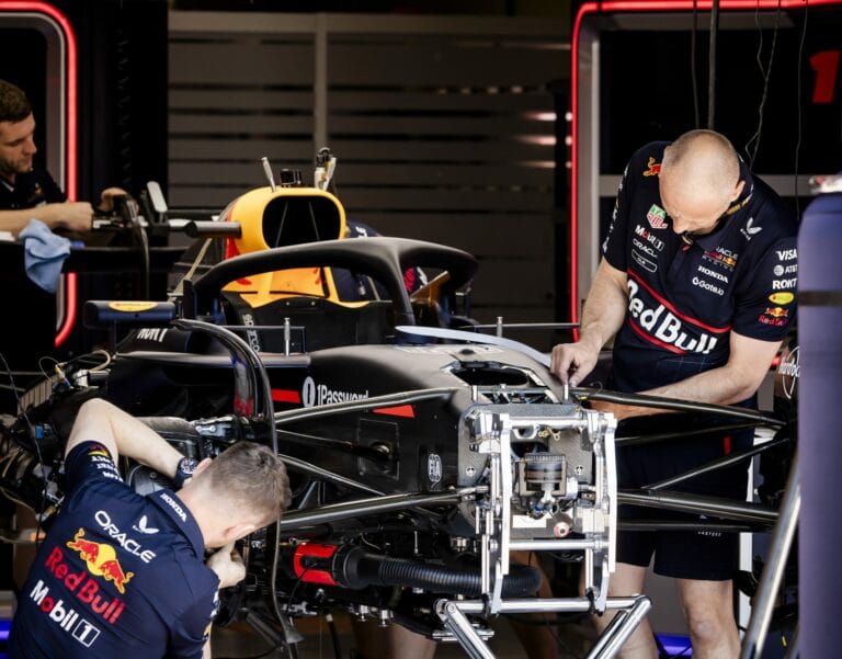 Verstappen busca cerrar brecha con McLaren en Imola