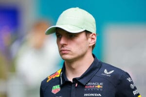 Verstappen choca en Miami tras error en pit stop Red Bull