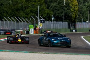 Verstappen domina en Imola con astucia tras safety car