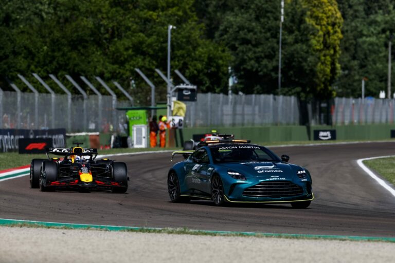 Verstappen domina en Imola con astucia tras safety car