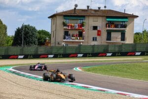 Verstappen y Piastri se enfrentan en Imola: Choque inminente?
