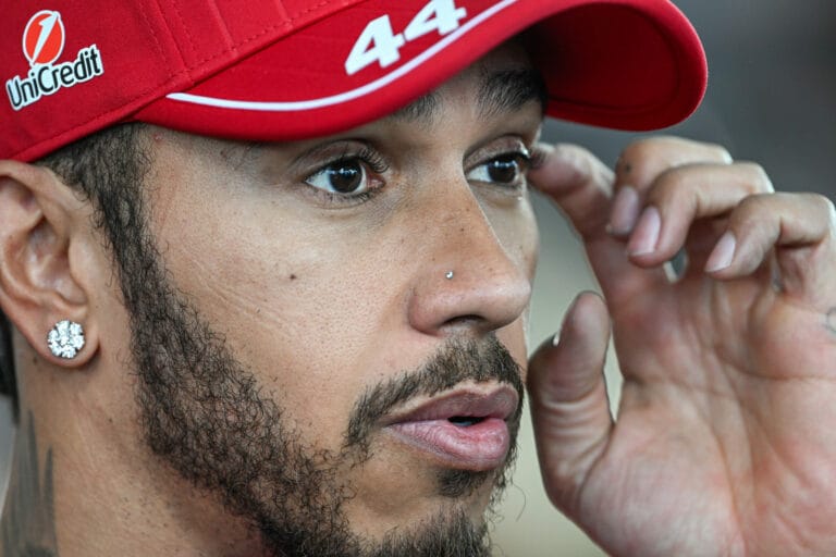 Hamilton golpea marmota y sufre en GP de Canad