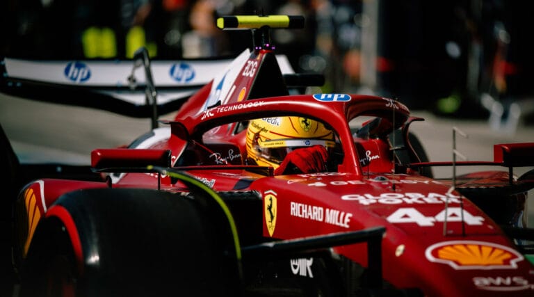 Hamilton lucha en Ferrari mientras evalan mudanza a Reino Unido