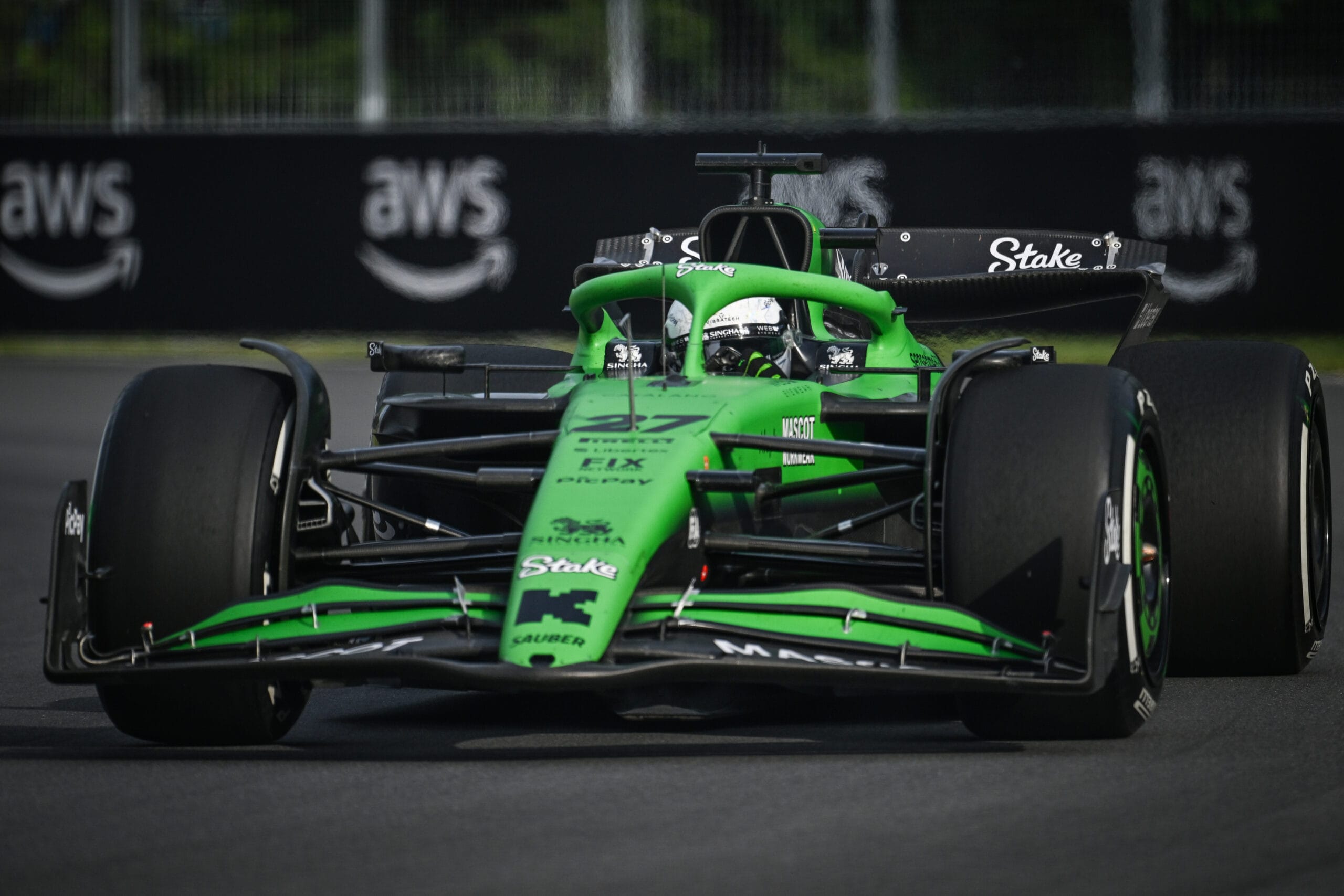 Piastri y Hlkenberg chocan en la Pared de los Campeones