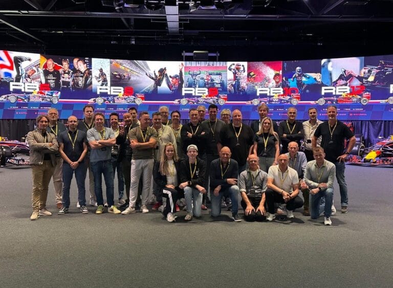 Rocco Coronel visita Red Bull en Milton Keynes
