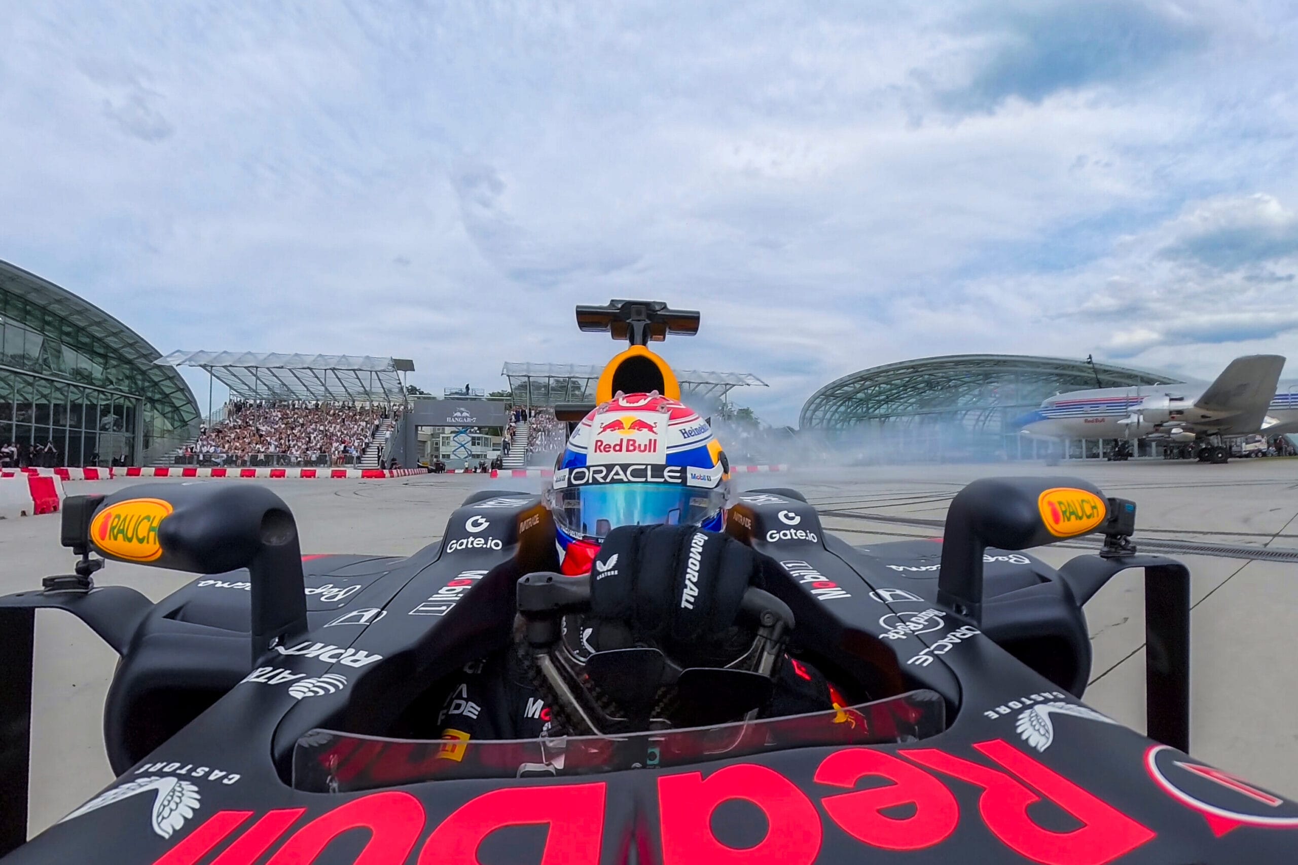 Verstappen deslumbra en Salzburgo con showrun y donuts