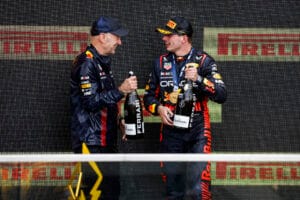 Verstappen observa a Newey en Aston Martin para 2024