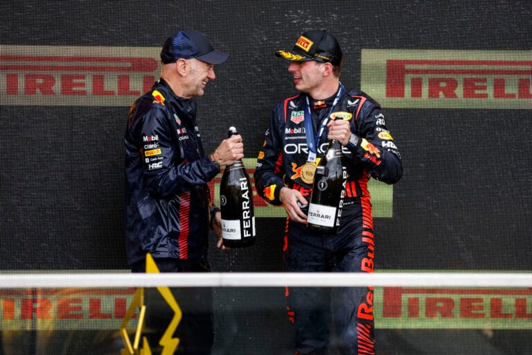 Verstappen observa a Newey en Aston Martin para 2024