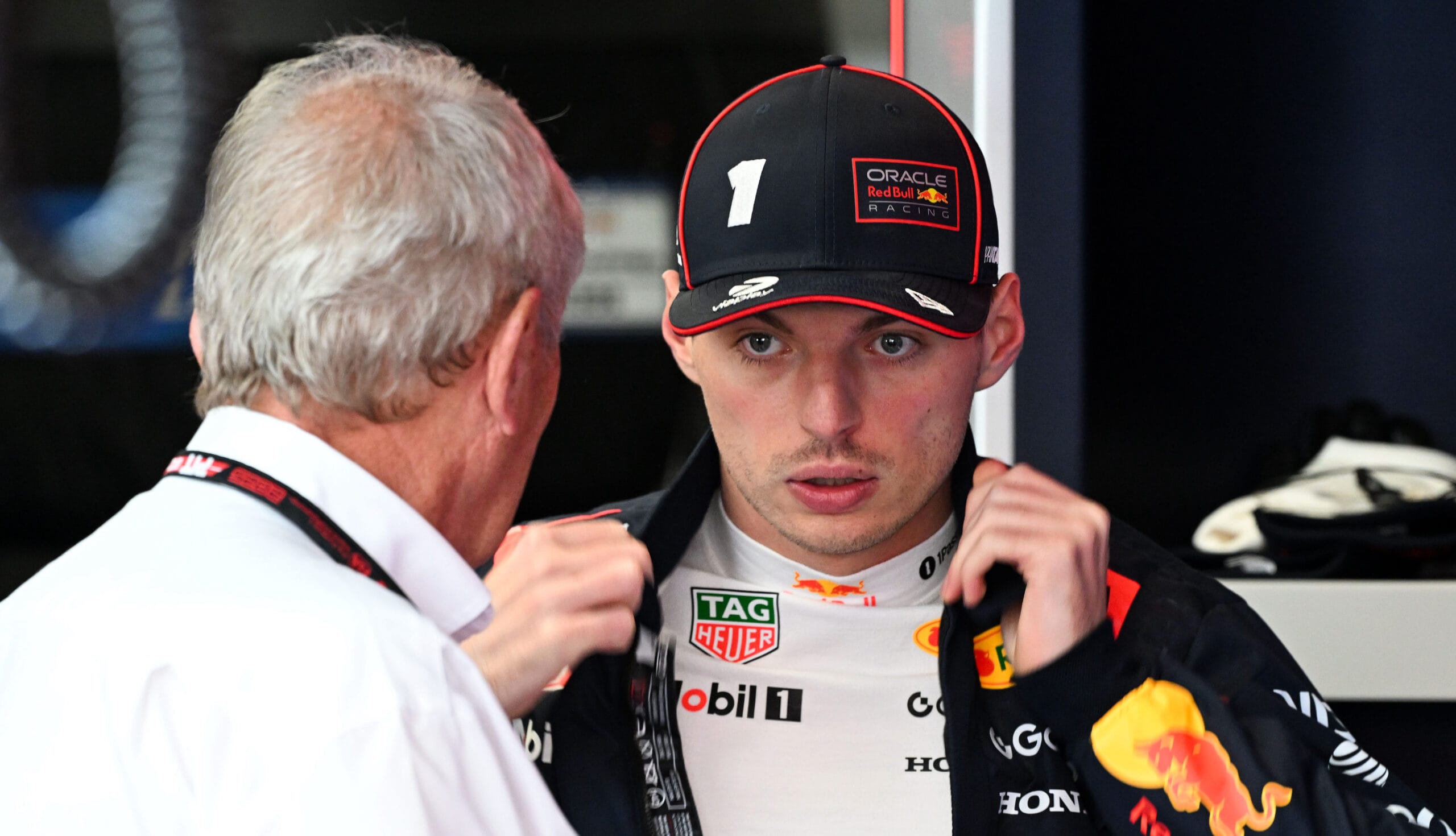 Verstappen sufre en Barcelona tras choque con Russell