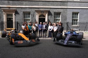 F1 celebra 75 aos en Downing Street con Starmer