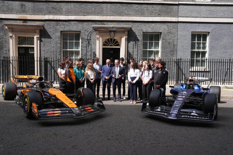F1 celebra 75 aos en Downing Street con Starmer