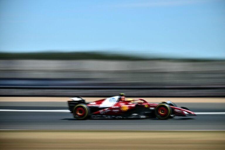 Hamilton lidera en Silverstone Verstappen lucha dcimo