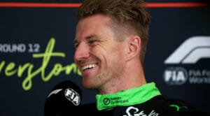 Hlkenberg celebra primer podio con trofeo LEGO en Silverstone