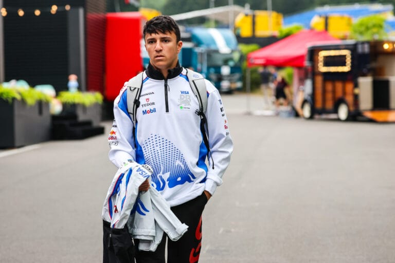 Isack Hadjar sorprendido por despido de Horner en Red Bull
