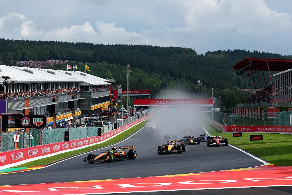 Piastri Leads Norris at Spa After Safety Car Exit