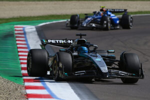 Russell enfrenta incertidumbre en Mercedes Sainz lo apoya