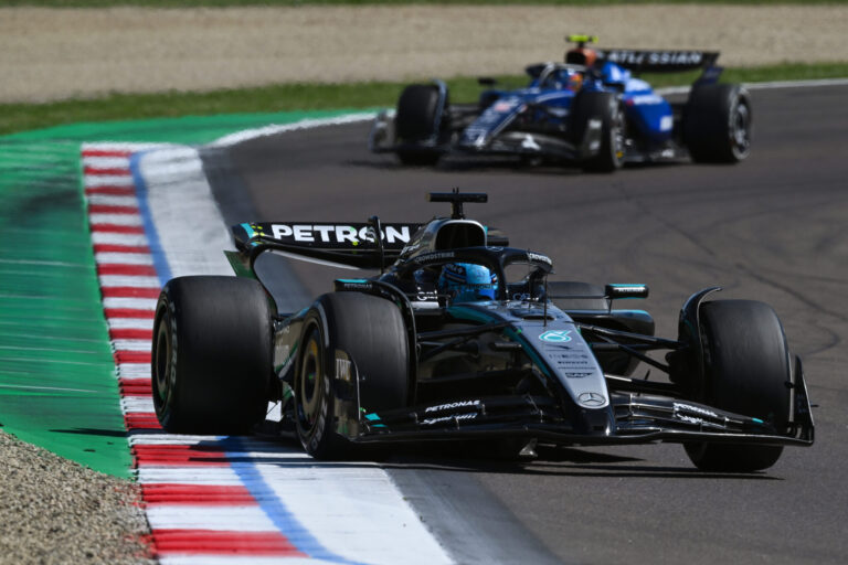Russell enfrenta incertidumbre en Mercedes Sainz lo apoya