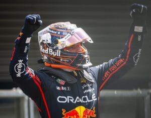 Verstappen triunfa en Spa tras duelo con McLaren