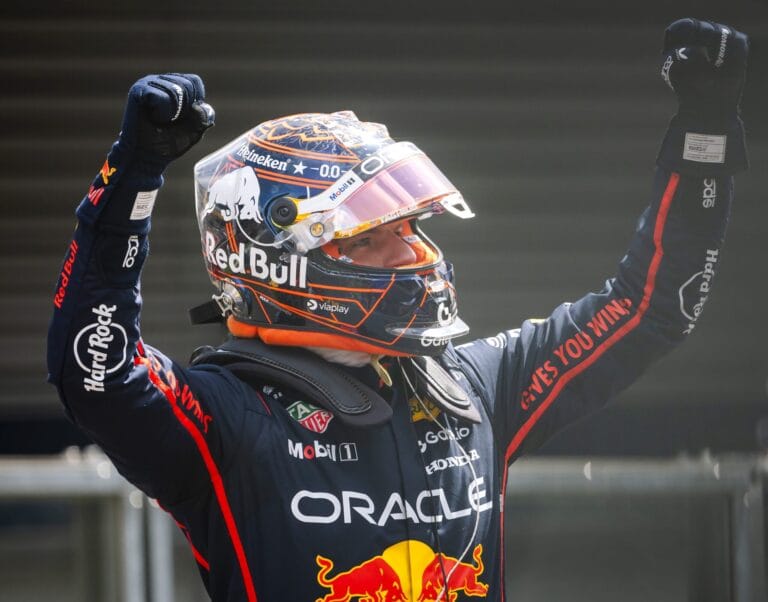 Verstappen triunfa en Spa tras duelo con McLaren