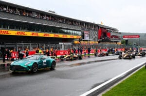 Verstappen y Hamilton critican inicio tardo en Blgica