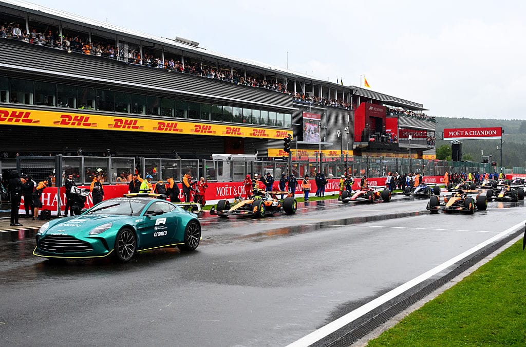 Verstappen y Hamilton critican inicio tardo en Blgica
